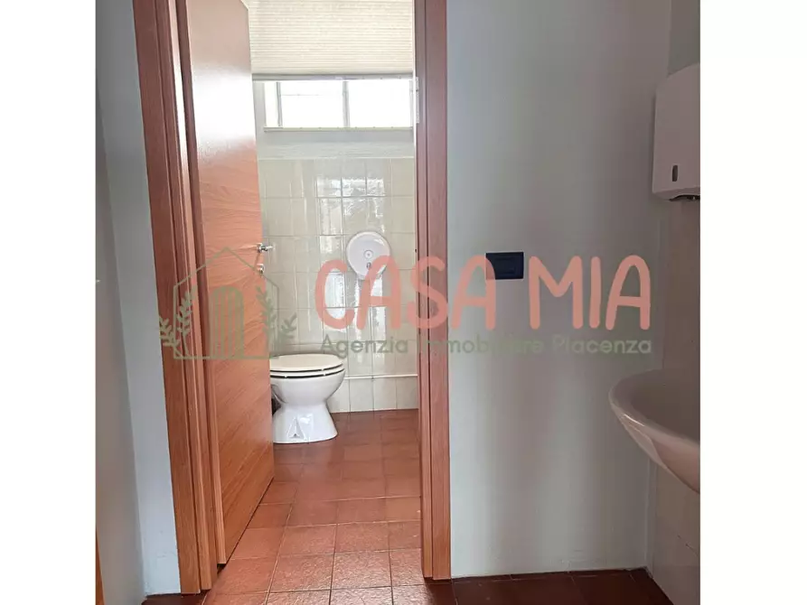 Immagine 8 di Locale commerciale in vendita  in Via emilia ovest a Agazzano