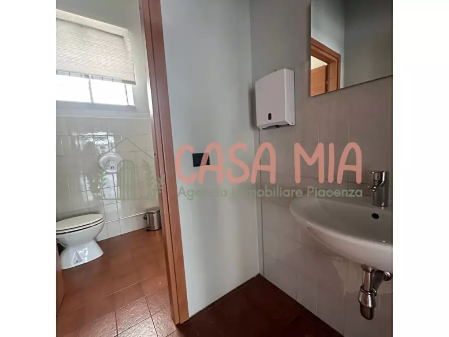 Immagine 9 di Locale commerciale in vendita  in Via emilia ovest a Agazzano