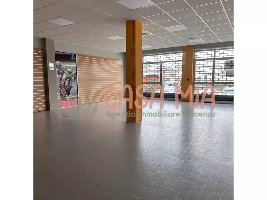 Immagine 10 di Locale commerciale in vendita  in Via emilia ovest a Agazzano