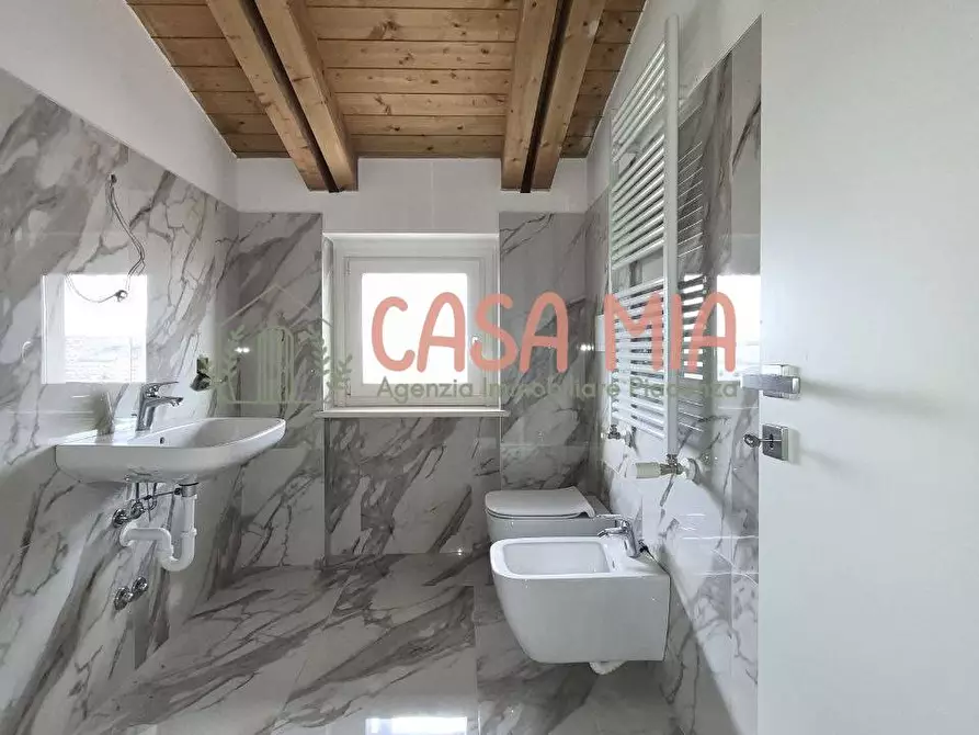 Immagine 1 di Appartamento in vendita  in STRADA DELLA VEGGIOLETTA a Piacenza