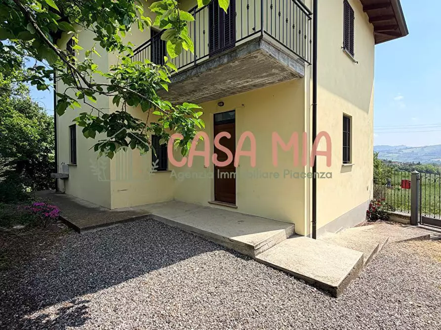 Immagine 1 di Villa in vendita  in Via pertini a Agazzano