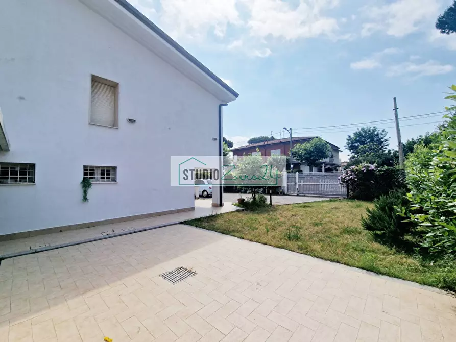 Immagine 5 di Casa semindipendente in vendita  in via maddalena a Camaiore