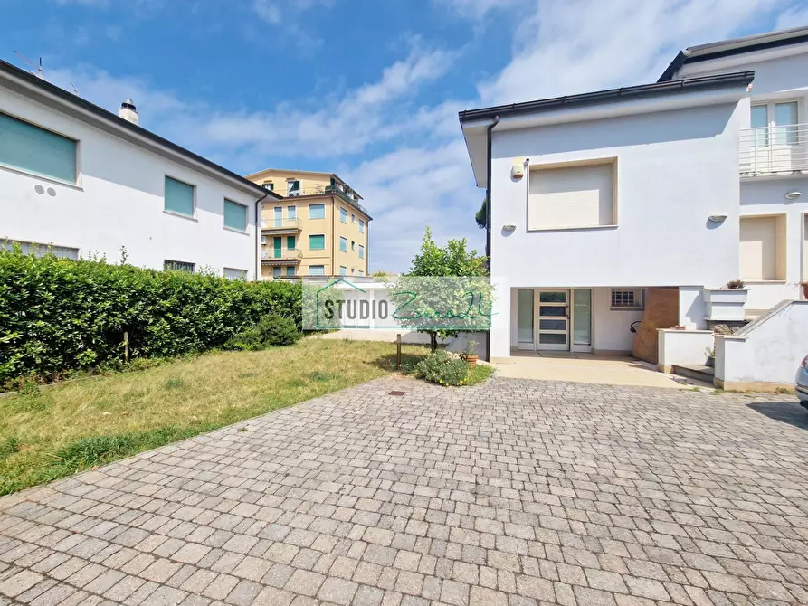 Immagine 44 di Casa semindipendente in vendita  in via maddalena a Camaiore