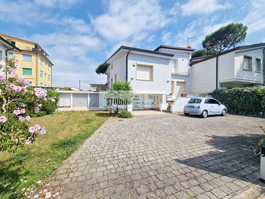 Immagine 45 di Casa semindipendente in vendita  in via maddalena a Camaiore