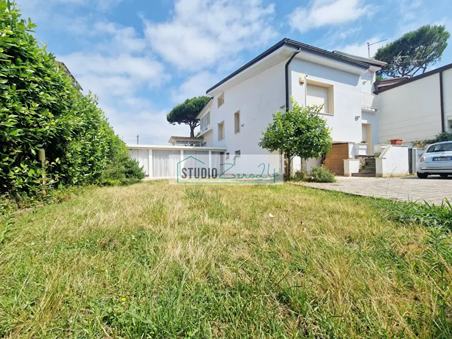 Immagine 48 di Casa semindipendente in vendita  in via maddalena a Camaiore