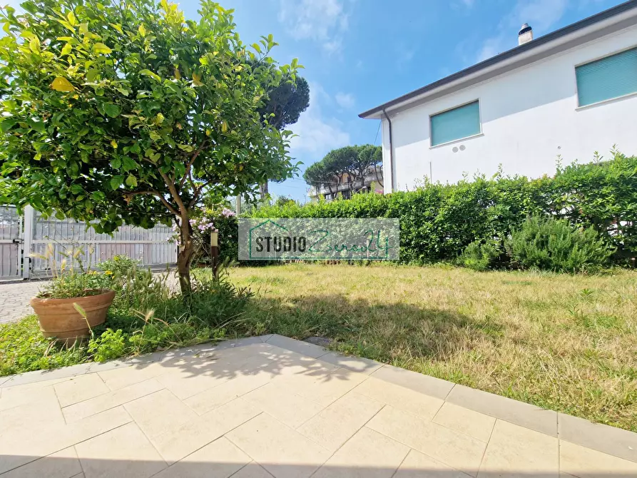 Immagine 50 di Casa semindipendente in vendita  in via maddalena a Camaiore