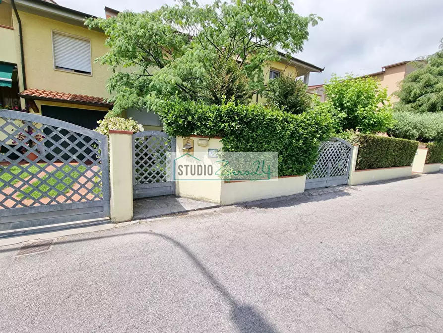 Immagine 1 di Villetta a schiera in vendita  in via arginvecchio a Camaiore