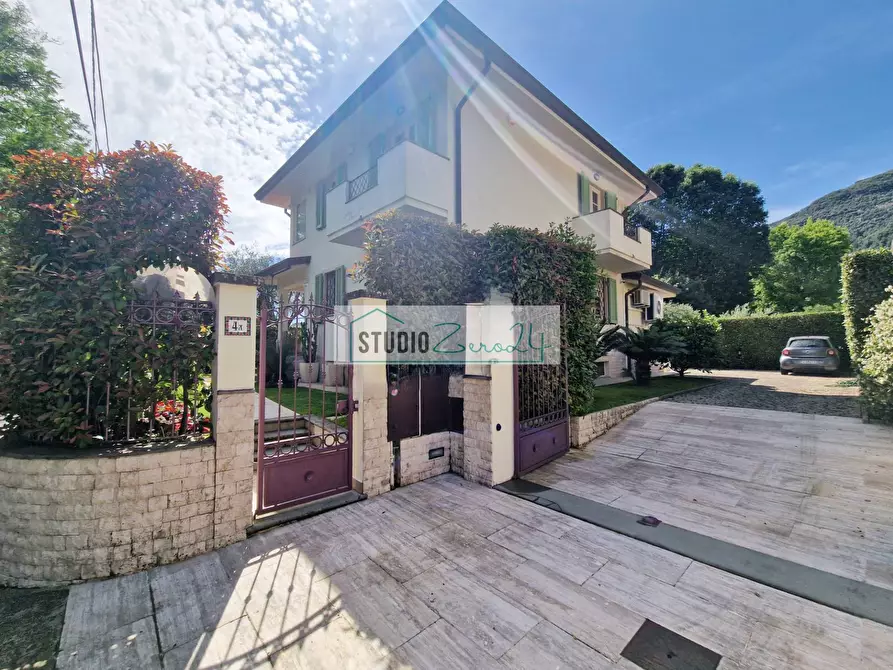 Immagine 3 di Villa in vendita  in via nuova a Camaiore