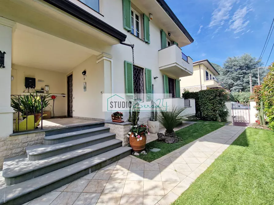 Immagine 74 di Villa in vendita  in via nuova a Camaiore