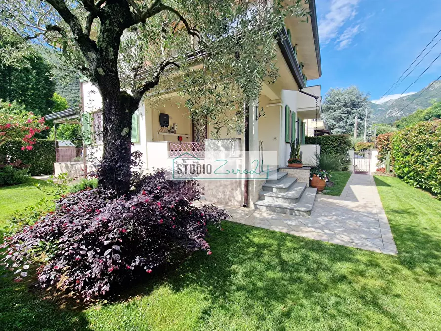 Immagine 7 di Villa in vendita  in via nuova a Camaiore