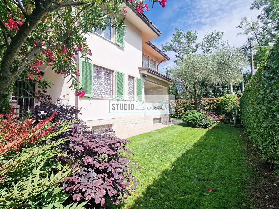 Immagine 6 di Villa in vendita  in via nuova a Camaiore
