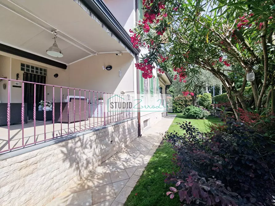 Immagine 9 di Villa in vendita  in via nuova a Camaiore