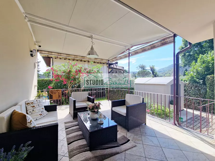 Immagine 13 di Villa in vendita  in via nuova a Camaiore