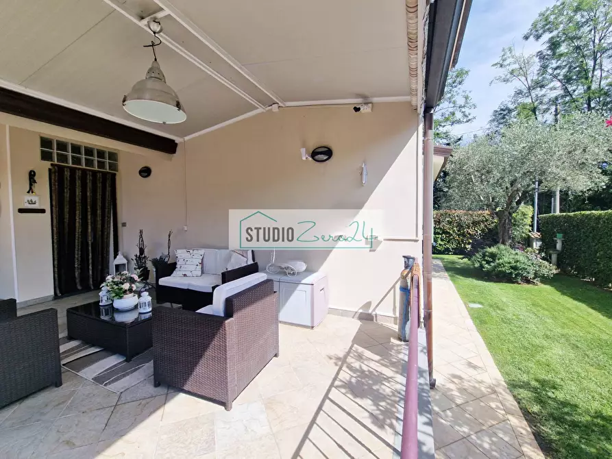 Immagine 14 di Villa in vendita  in via nuova a Camaiore