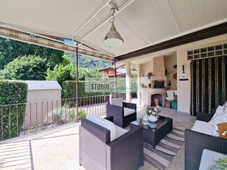 Immagine 15 di Villa in vendita  in via nuova a Camaiore