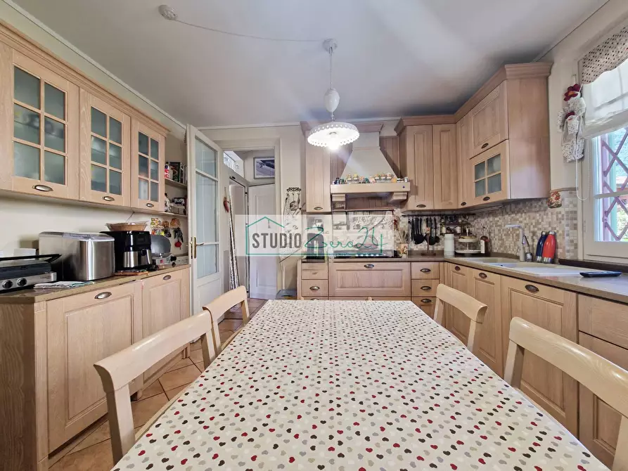 Immagine 27 di Villa in vendita  in via nuova a Camaiore