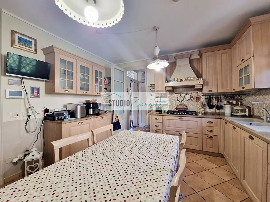 Immagine 28 di Villa in vendita  in via nuova a Camaiore