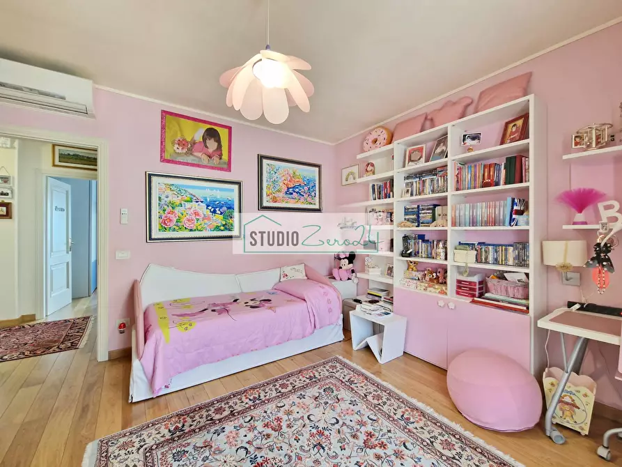 Immagine 42 di Villa in vendita  in via nuova a Camaiore