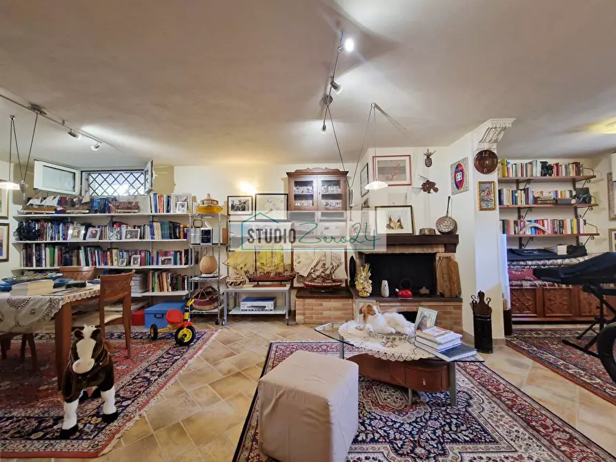 Immagine 50 di Villa in vendita  in via nuova a Camaiore