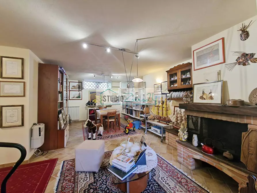 Immagine 52 di Villa in vendita  in via nuova a Camaiore