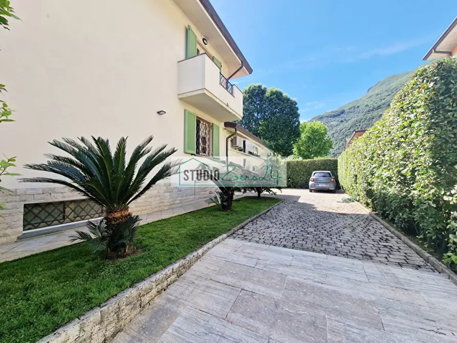 Immagine 61 di Villa in vendita  in via nuova a Camaiore