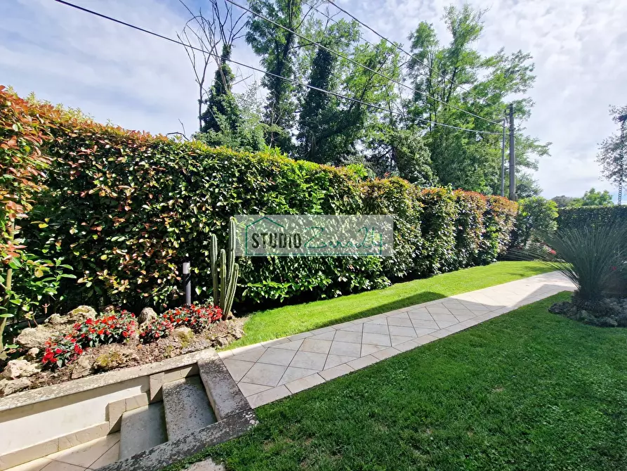 Immagine 63 di Villa in vendita  in via nuova a Camaiore