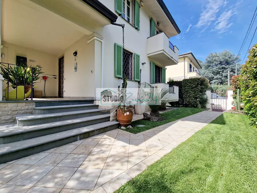 Immagine 64 di Villa in vendita  in via nuova a Camaiore