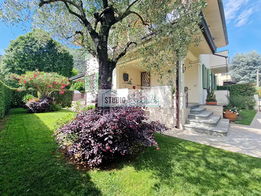 Immagine 65 di Villa in vendita  in via nuova a Camaiore