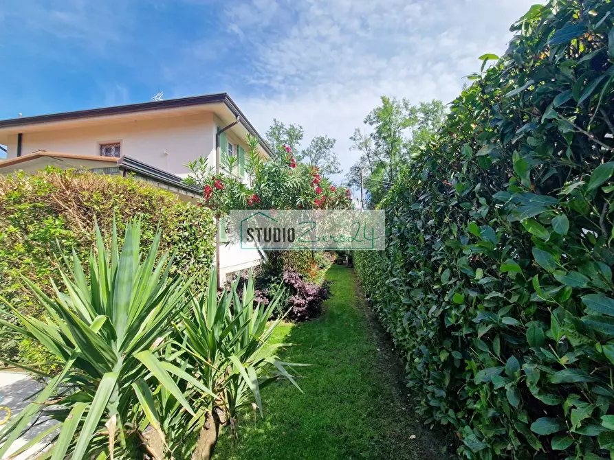 Immagine 67 di Villa in vendita  in via nuova a Camaiore