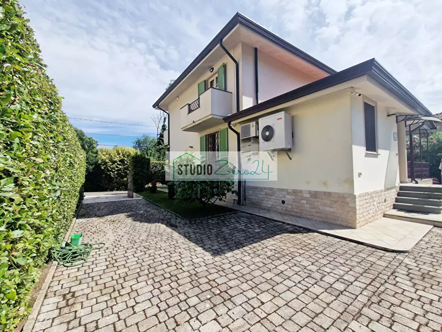 Immagine 70 di Villa in vendita  in via nuova a Camaiore