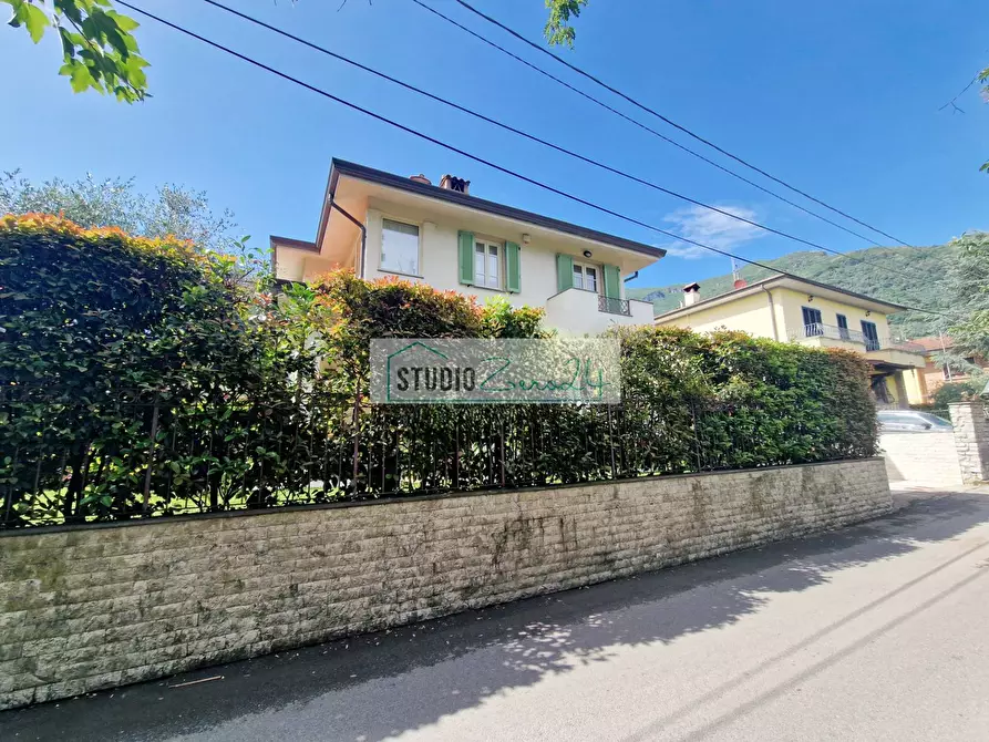 Immagine 72 di Villa in vendita  in via nuova a Camaiore