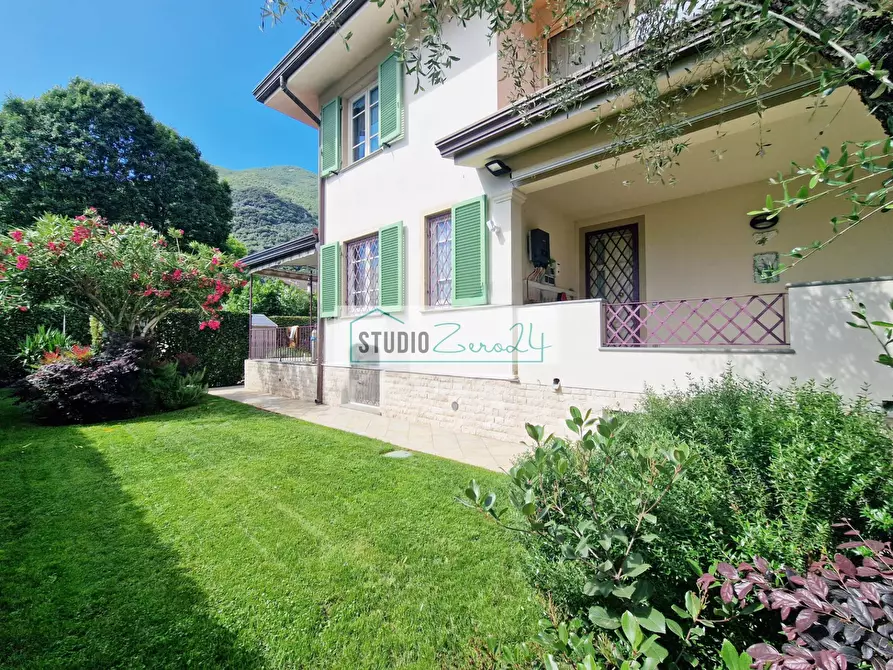 Immagine 5 di Villa in vendita  in via nuova a Camaiore