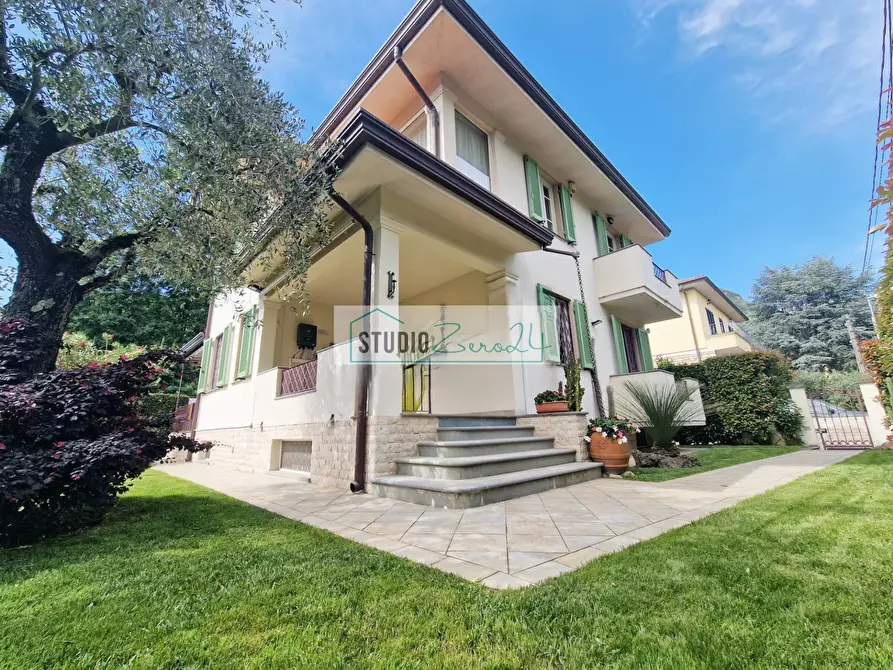Immagine 75 di Villa in vendita  in via nuova a Camaiore