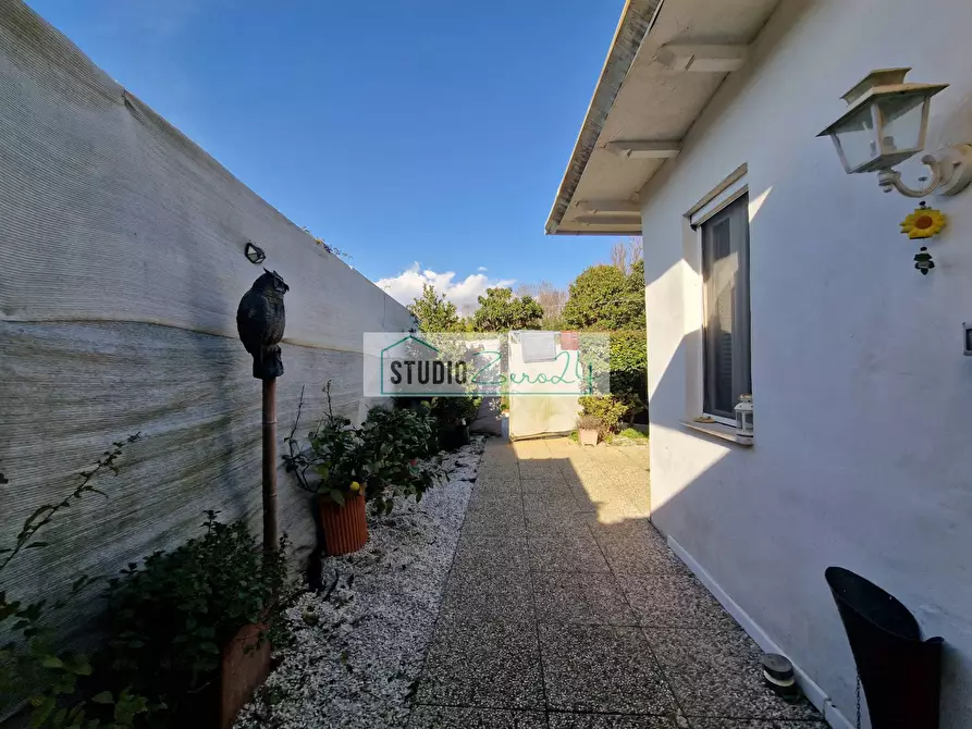 Immagine 28 di Attività commerciale in vendita  in via provinciale a Camaiore