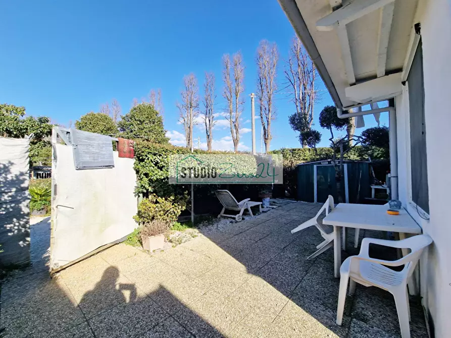 Immagine 29 di Attività commerciale in vendita  in via provinciale a Camaiore