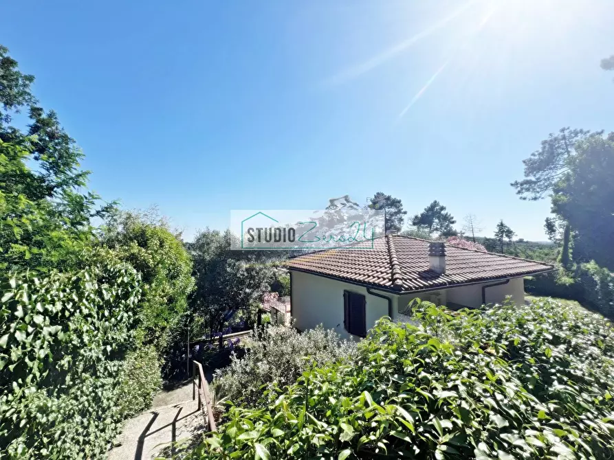 Immagine 2 di Villa in vendita  in Via del Pezzigno 15 a Camaiore