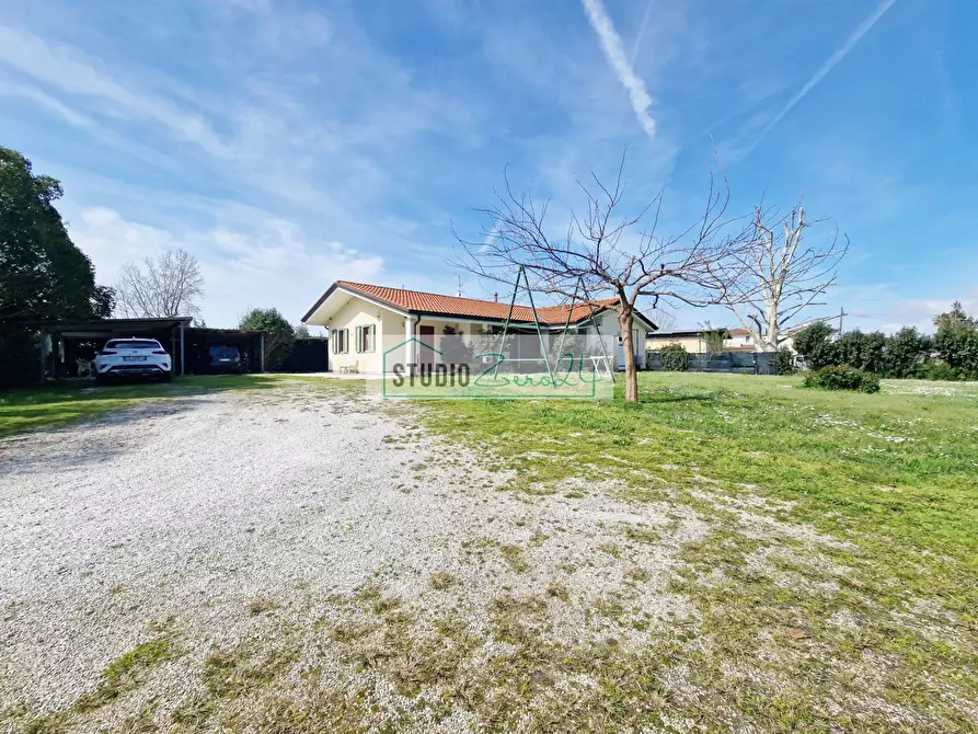 Immagine 2 di Villa in vendita  in via fratelli rosselli a Camaiore
