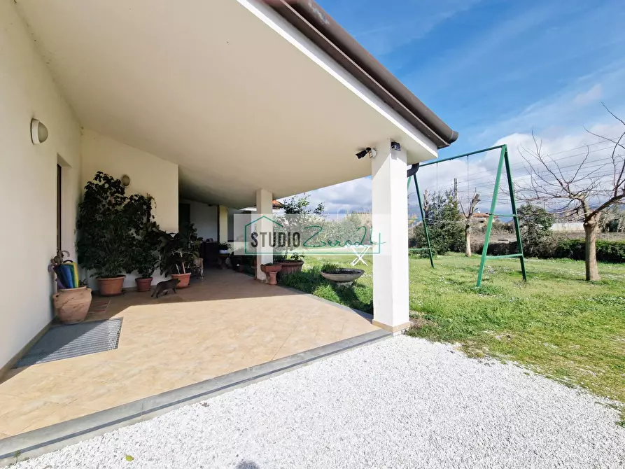 Immagine 3 di Villa in vendita  in via fratelli rosselli a Camaiore