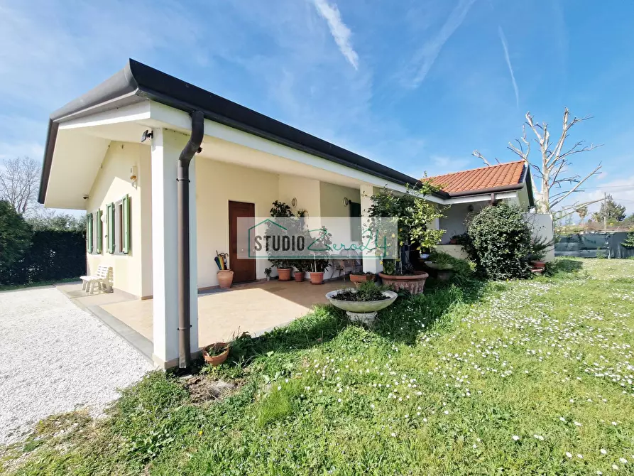 Immagine 4 di Villa in vendita  in via fratelli rosselli a Camaiore