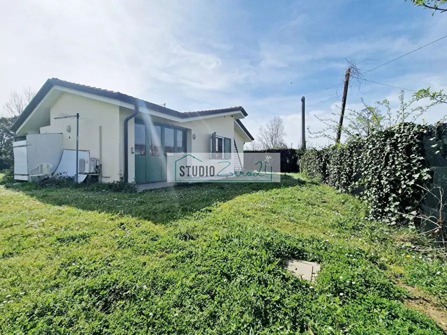 Immagine 28 di Villa in vendita  in via fratelli rosselli a Camaiore