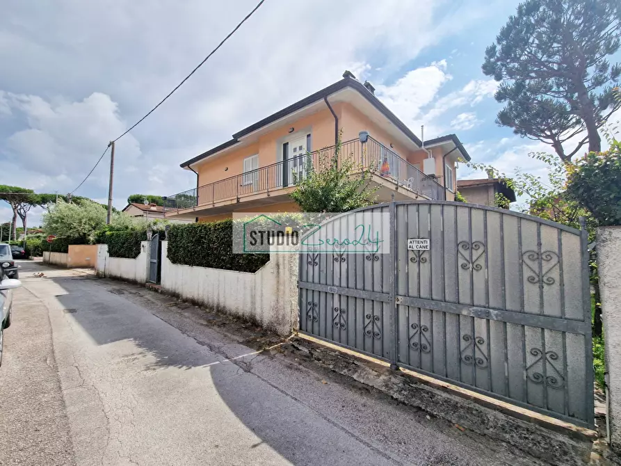 Immagine 2 di Villa in vendita  in Via Masaccio 25 a Camaiore