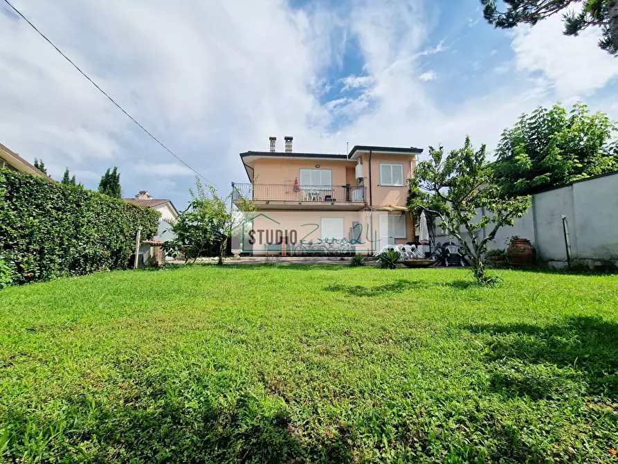 Immagine 4 di Villa in vendita  in Via Masaccio 25 a Camaiore