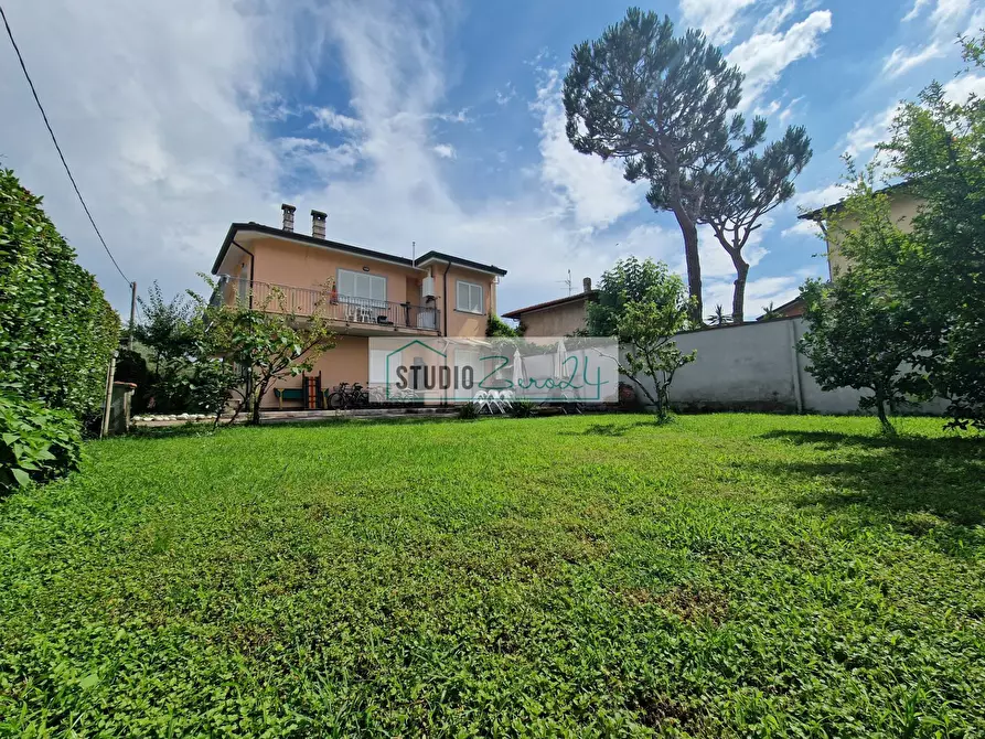 Immagine 5 di Villa in vendita  in Via Masaccio 25 a Camaiore
