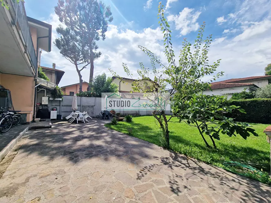 Immagine 41 di Villa in vendita  in Via Masaccio 25 a Camaiore