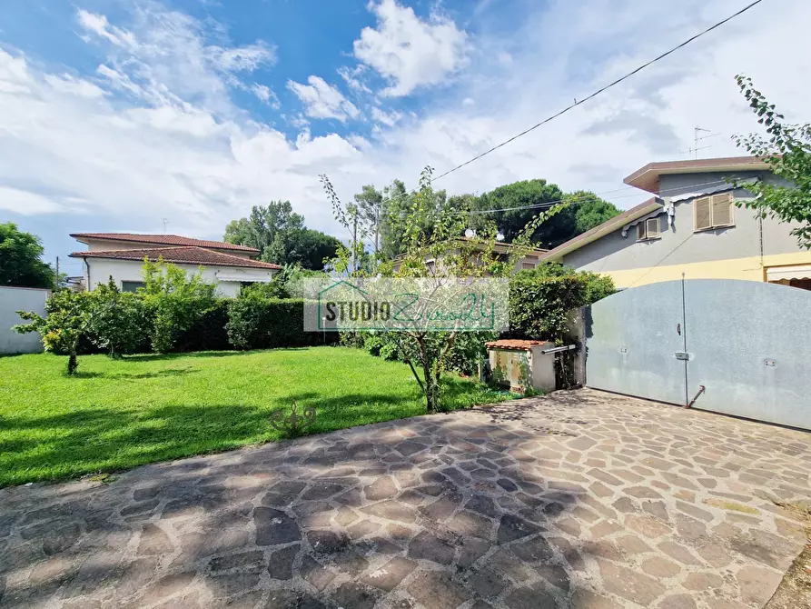 Immagine 43 di Villa in vendita  in Via Masaccio 25 a Camaiore