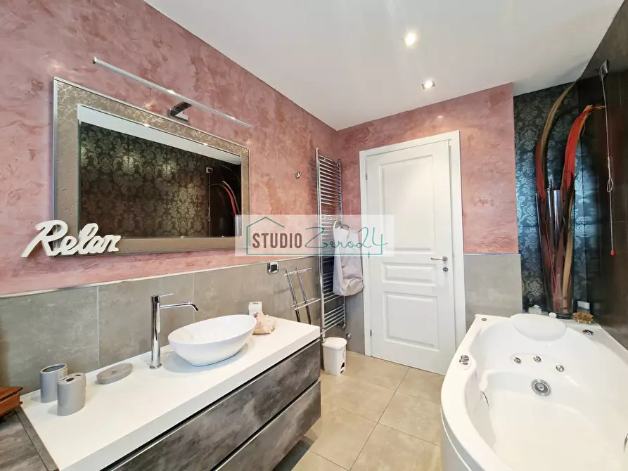 Immagine 81 di Villa in vendita  in Via Masaccio 25 a Camaiore