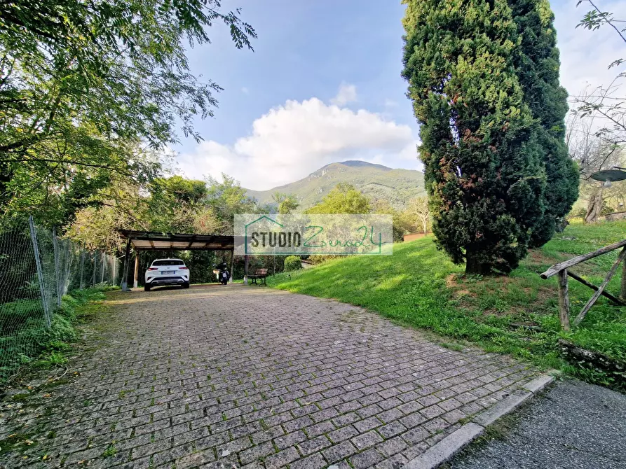Immagine 87 di Villa in vendita  in via cafaggio a Camaiore