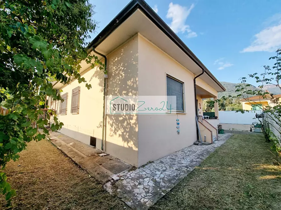 Immagine 3 di Villa in vendita  in via della serra a Camaiore