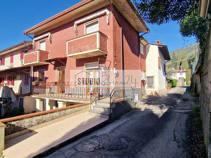 Immagine 1 di Casa semindipendente in vendita  in Via della Costa a Camaiore