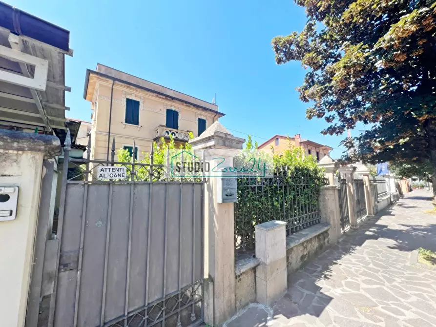 Immagine 46 di Attico in vendita  in Via IV Novembre 25 a Camaiore